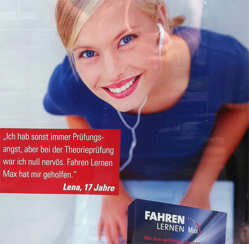 Blondes Model in Stock-Image - Website Fahren Lernen
