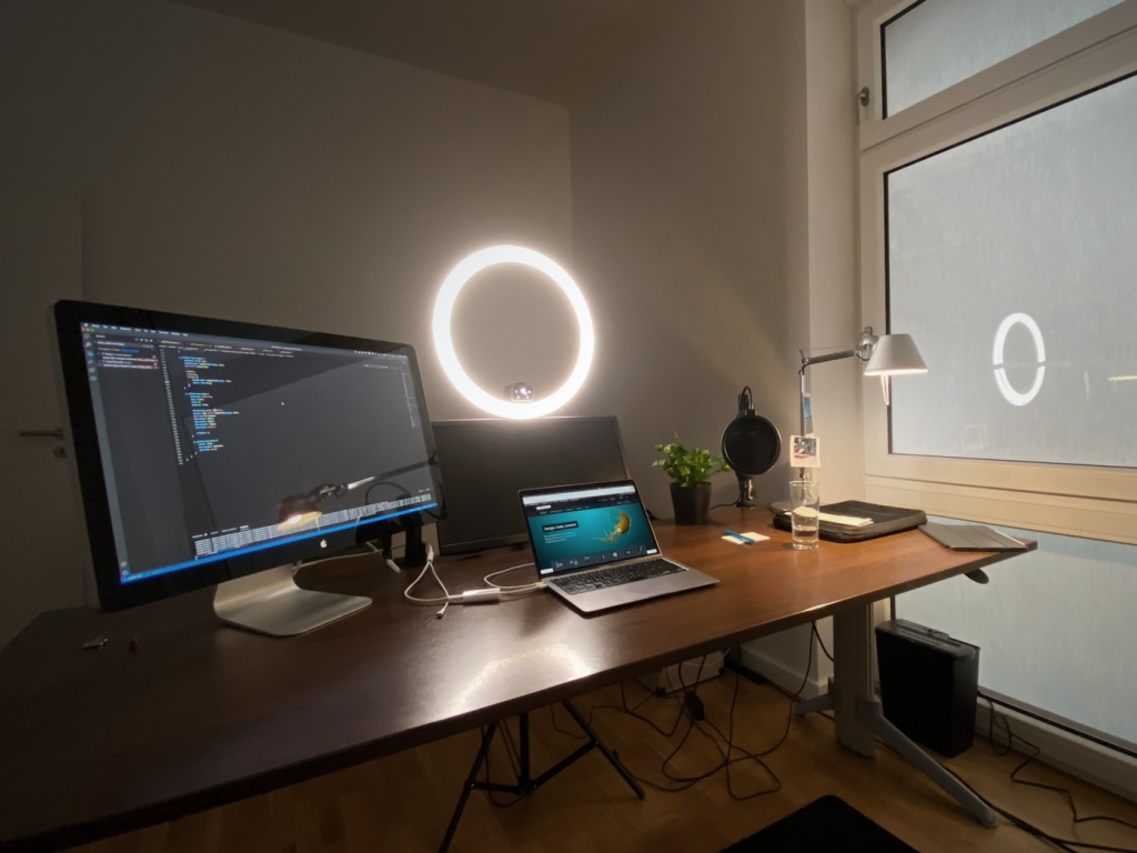 Studio-Arbeitsplatz mit Webcam und Ringlicht